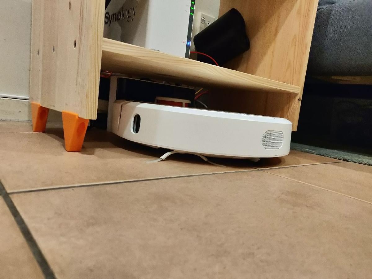 Mesa lateral com pernas altas