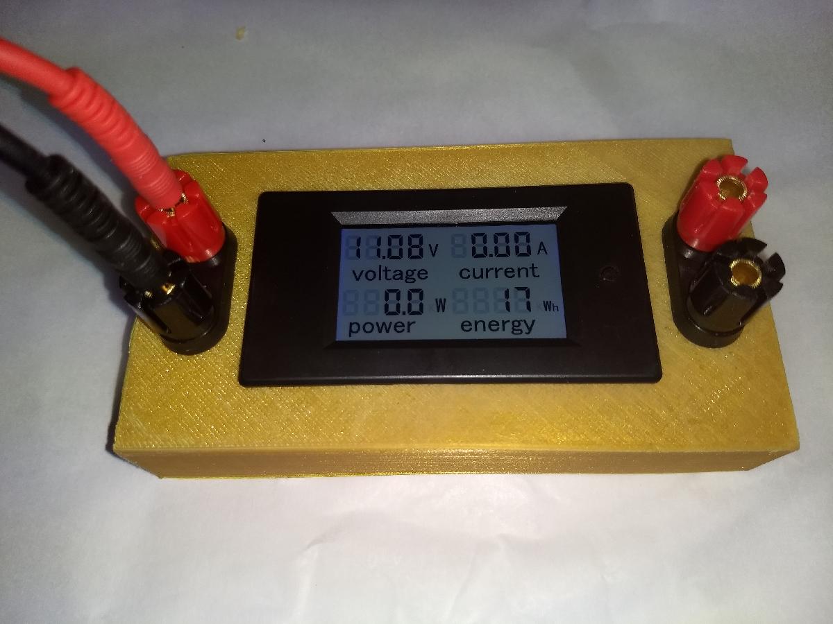 Caixa de medidor de tensao e consumo de corrente com suportes para conectores banana de 4mm.