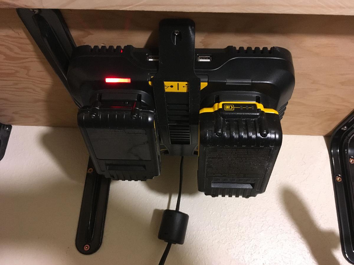 Suporte de Prateleira Inferior para Carregador de Bateria DeWalt DCB102
