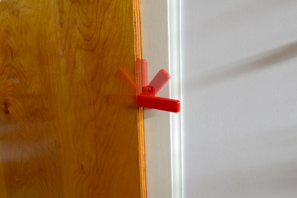 Trava (dobradiça contida; sem necessidade de montagem)