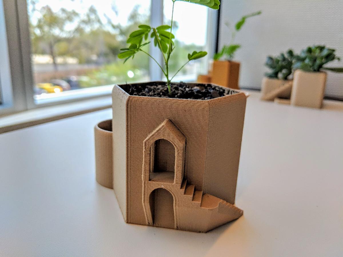 Vaso de Plantas com Tanque de Agua em Torre