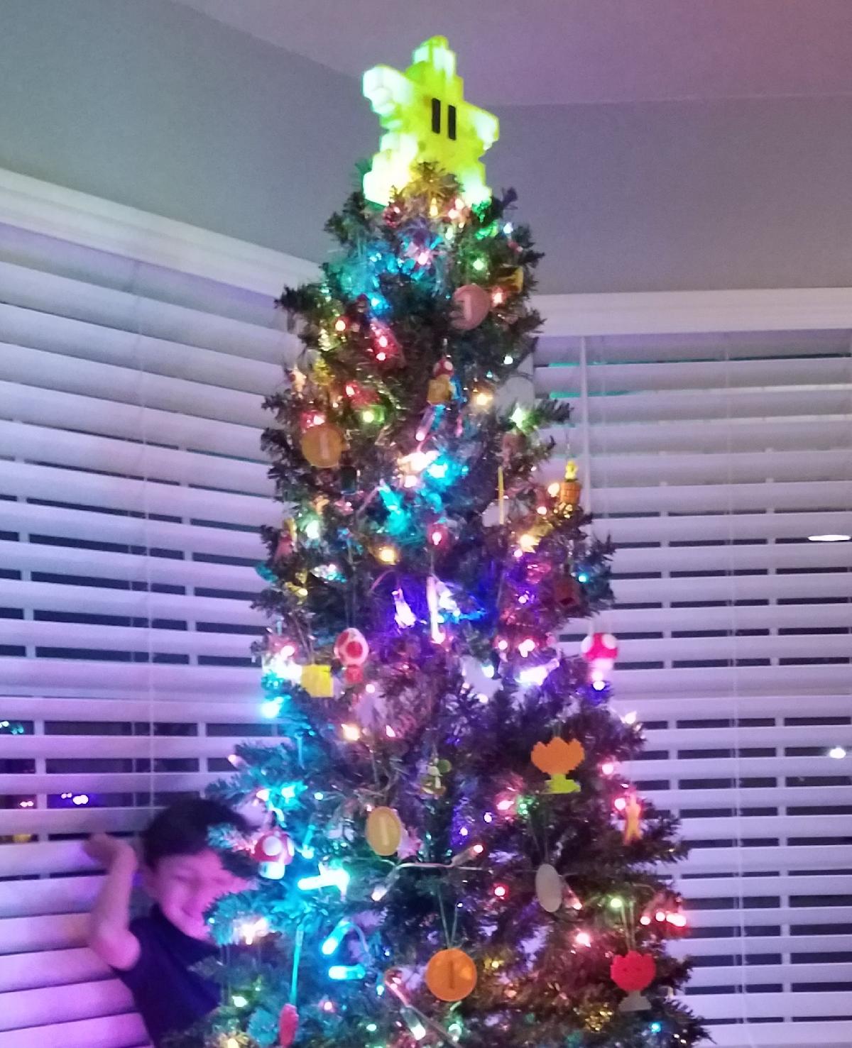Topo de Arvore de Natal em Forma de Estrela Pixel do Super Mario Bros. Iluminado
