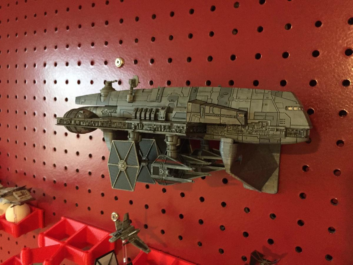 Expositor de Pegboard Gozanti para Miniaturas X Wing