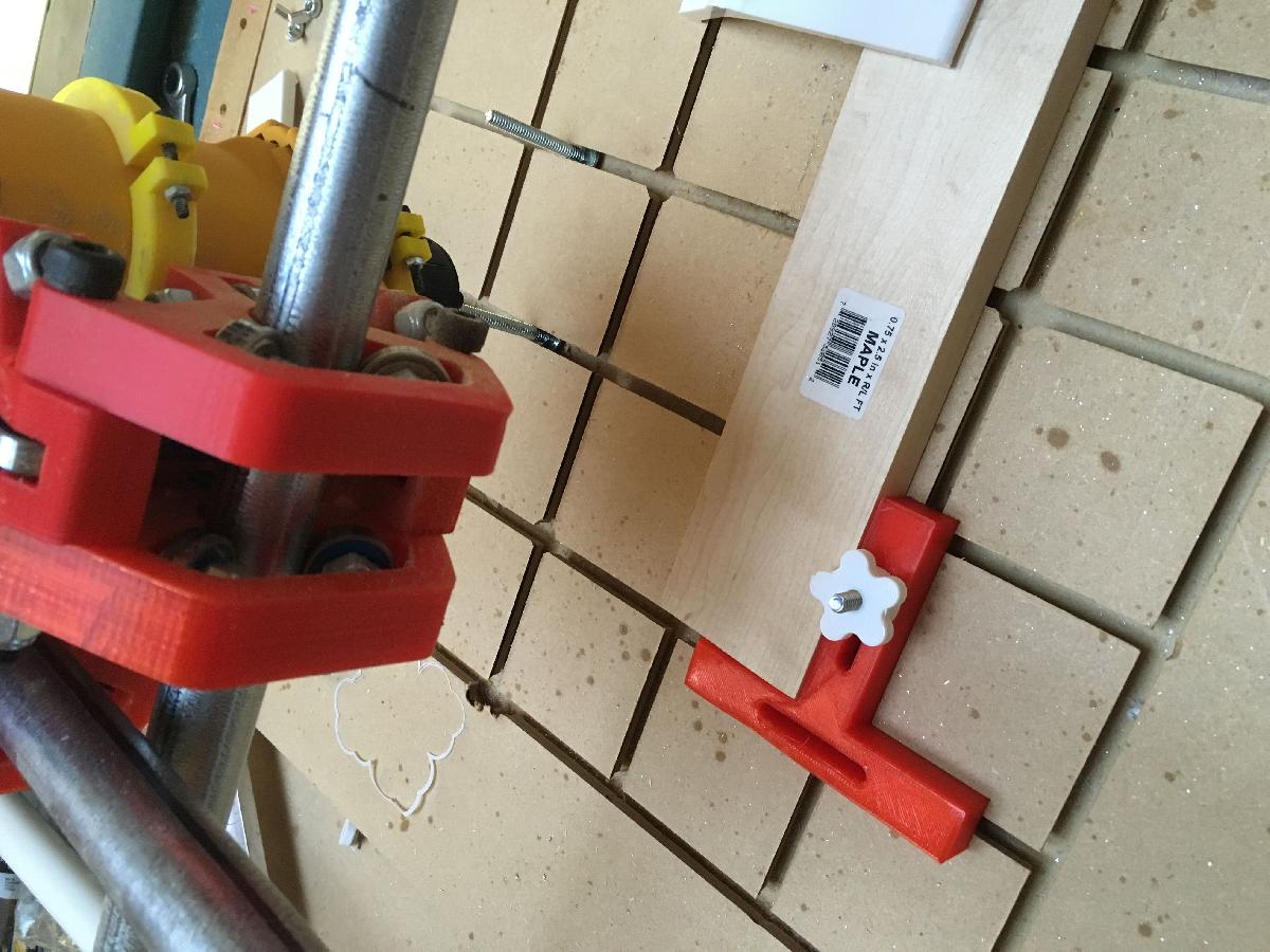 Suporte T para mesas com ranhura em T