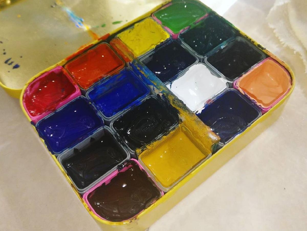 Tampa de aquarela em canto para uma paleta de aquarela miniatura