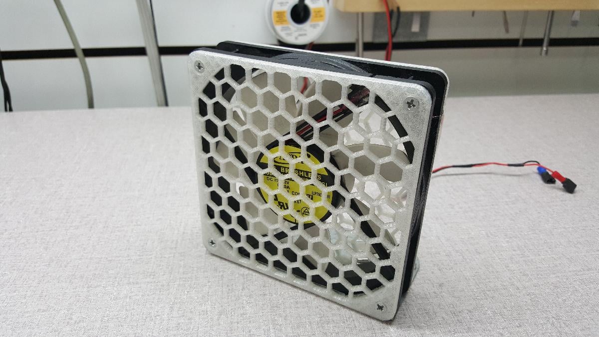 Grelha com ventilador hexadecimal de 120 mm