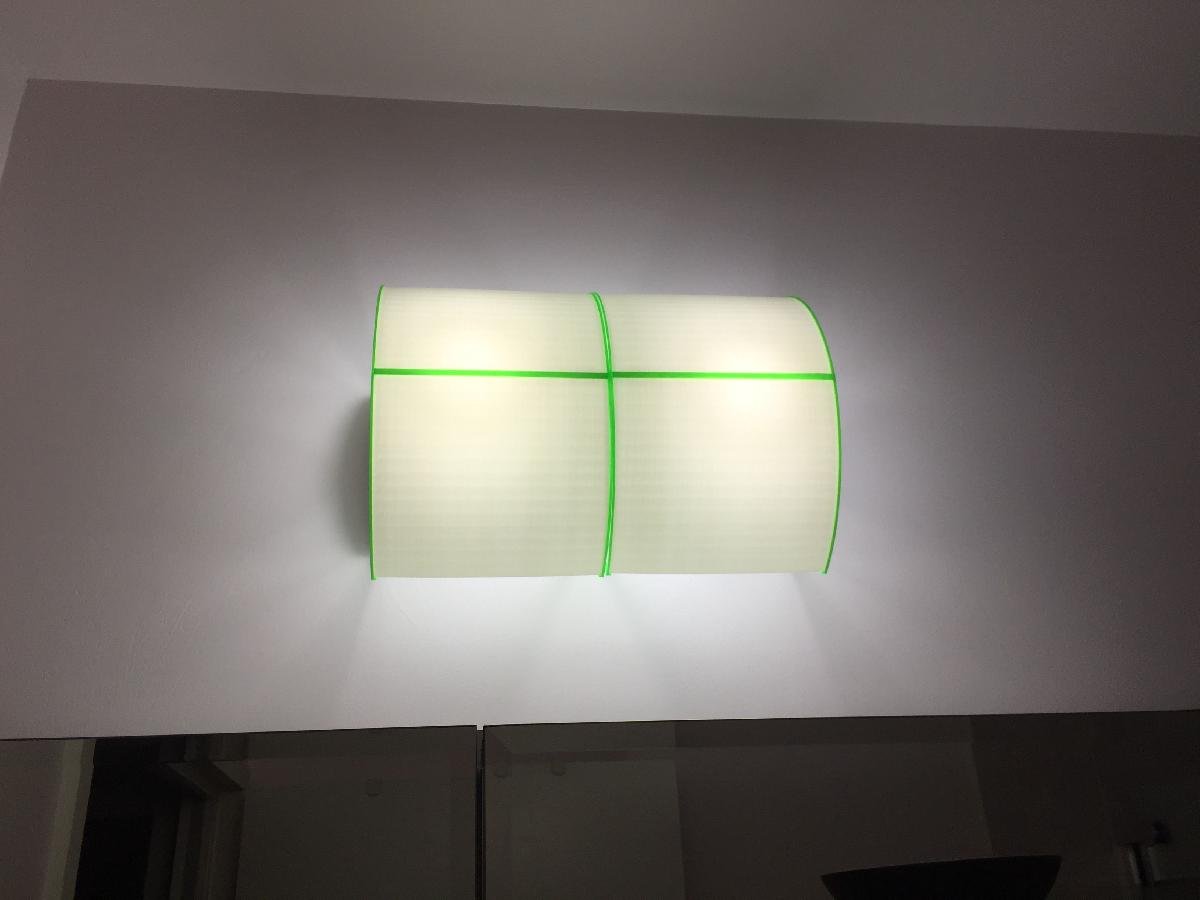 Aplique de luz para banheiro, montado na parede.