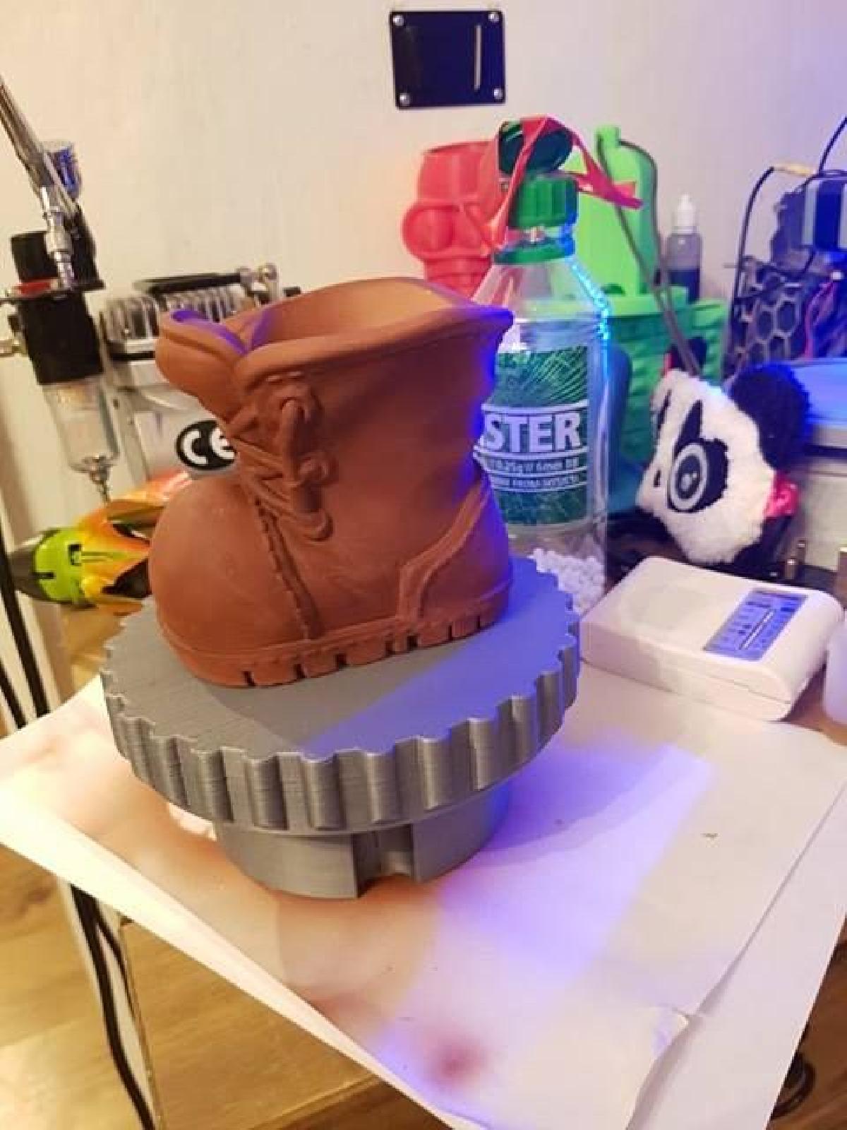 pintura com spray de aerografo em um prato giratorio usando BBs de airsoft