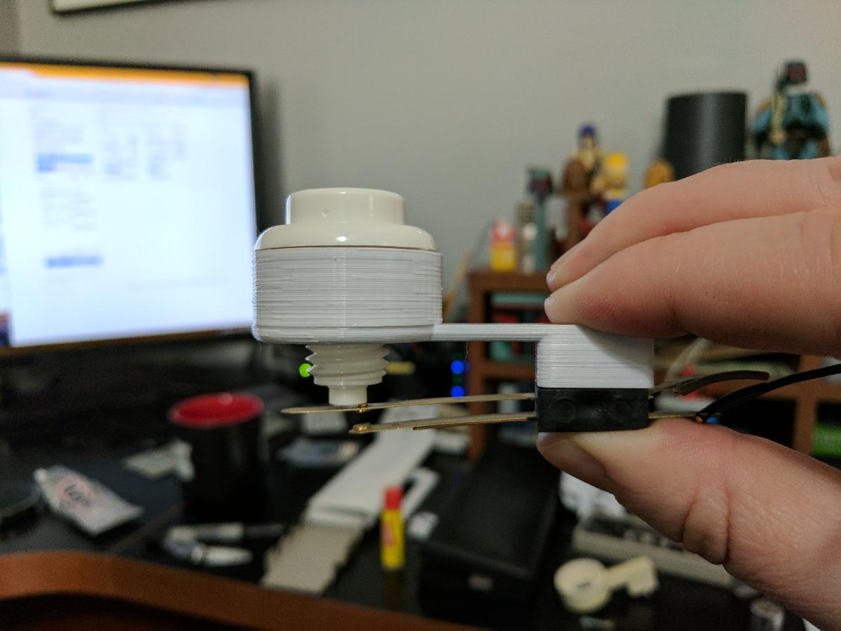 Comutador de lamina e espacador para paineis de controle metalicos