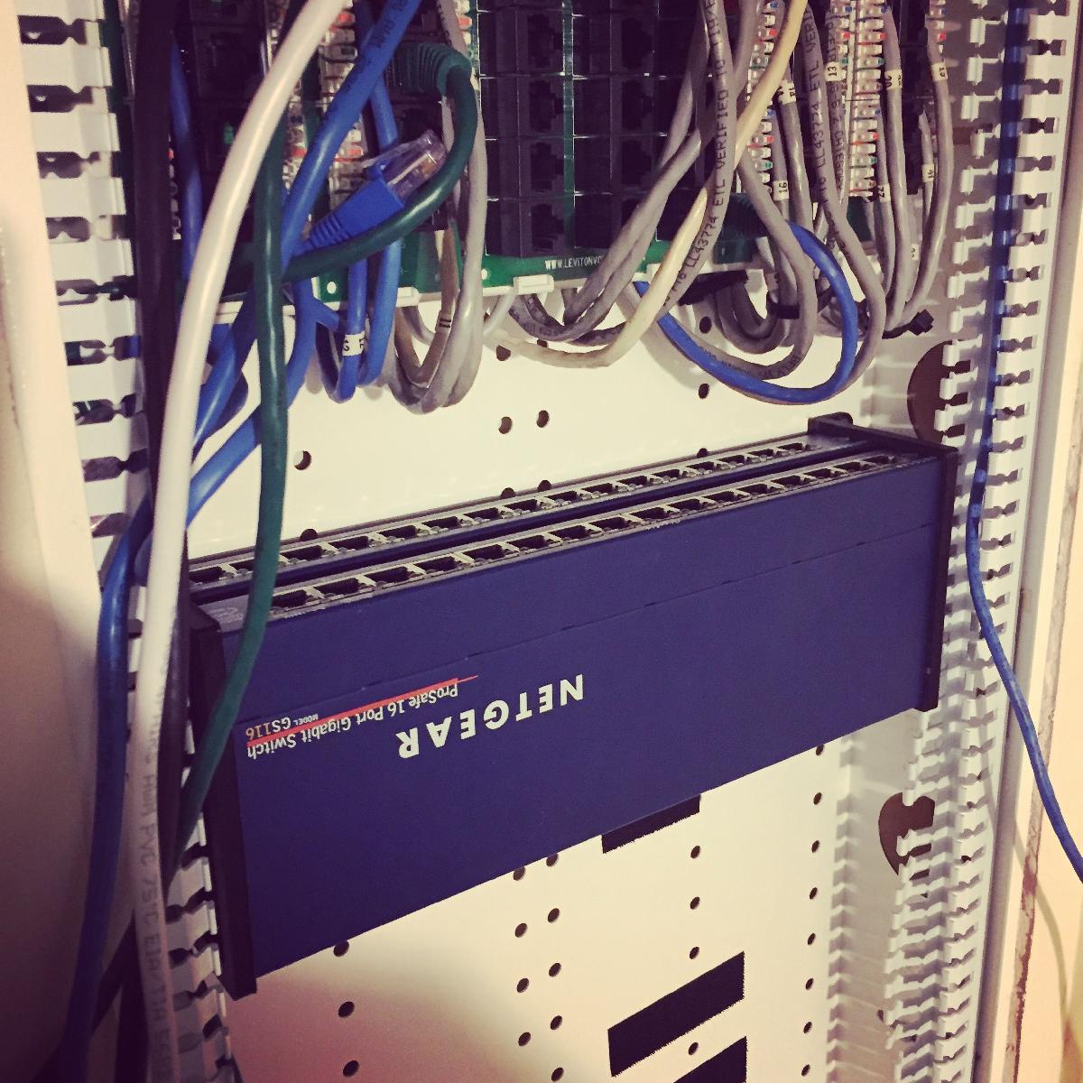 suporte Leviton para switch Netgear 2X.