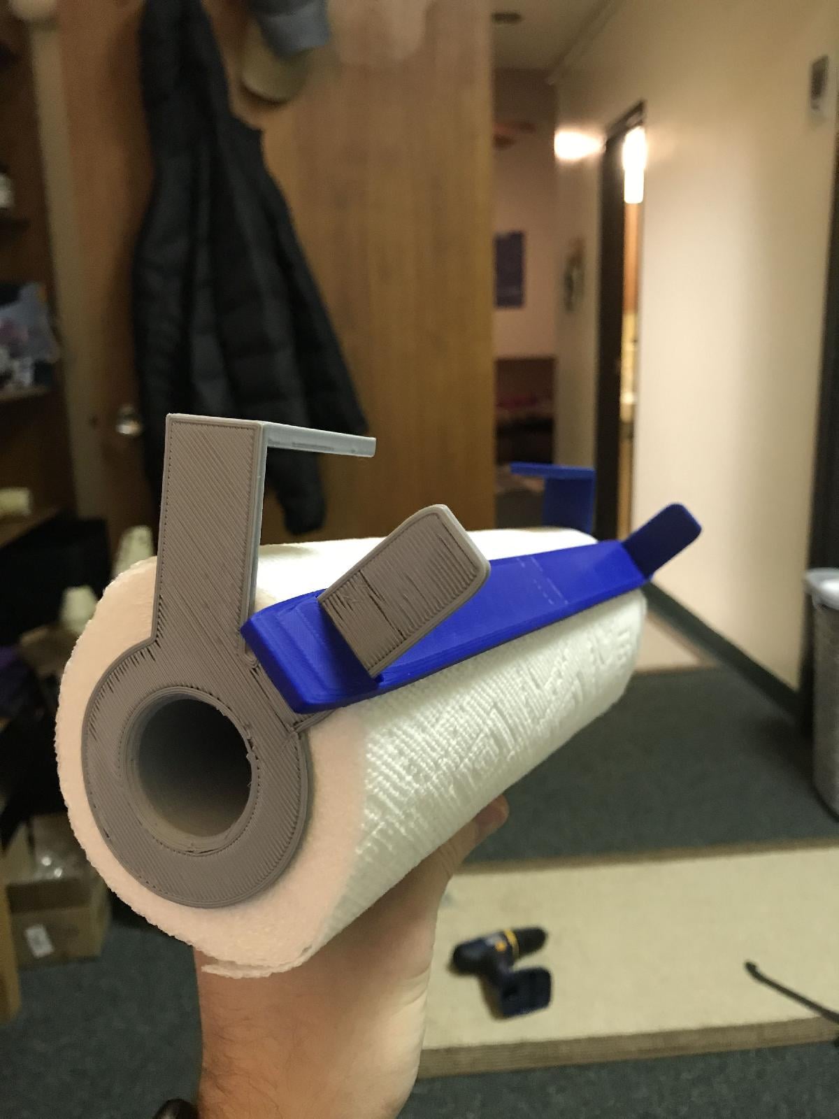 Suporte para toalhas de papel   com barra de apoio