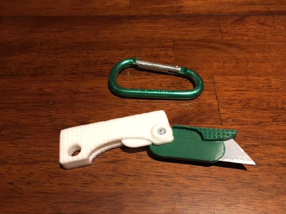 Faca utilitaria dobravel com fecho em carabina.