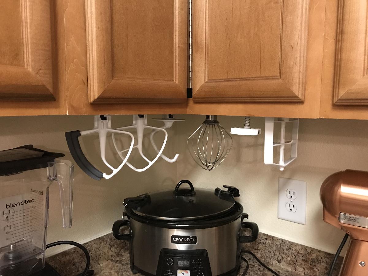 Suportes para acessorios da batedeira KitchenAid sob o gabinete