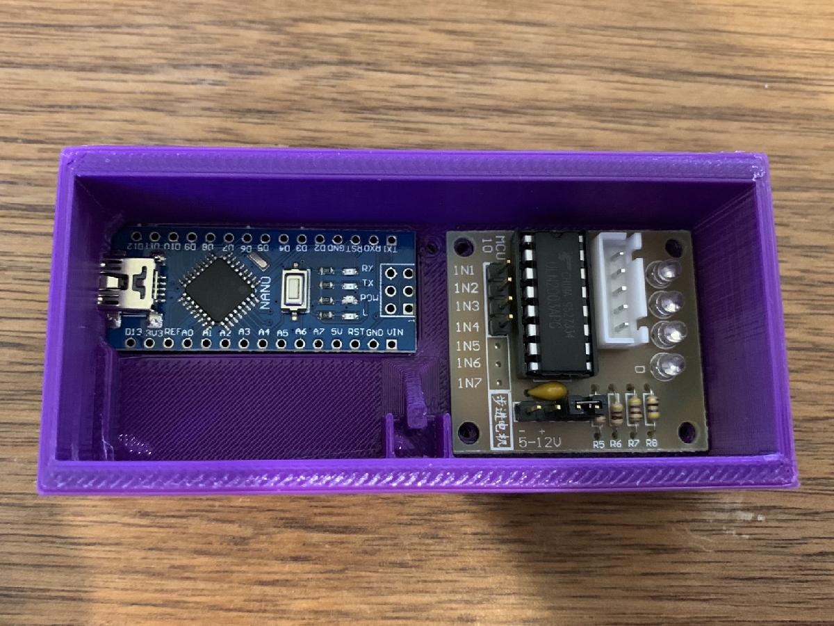 Caixa para Arduino Nano, driver 28BYJ 48, alem de botao e firmware para controle de Ligar, Reverso, Desligar.
