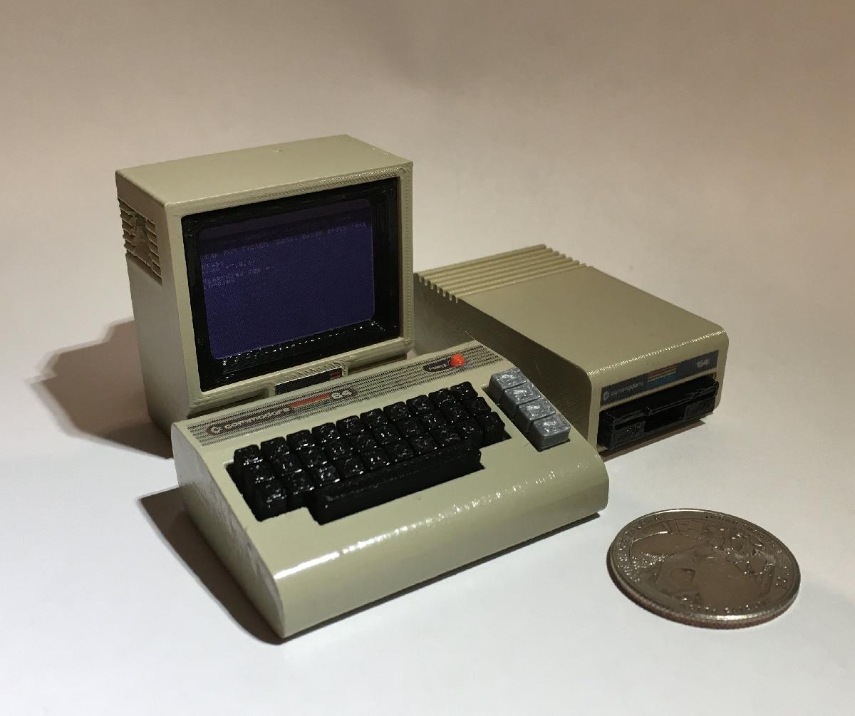 Mini Commodore C64 com unidade de disco 1541 (e agora Monitor 1702)