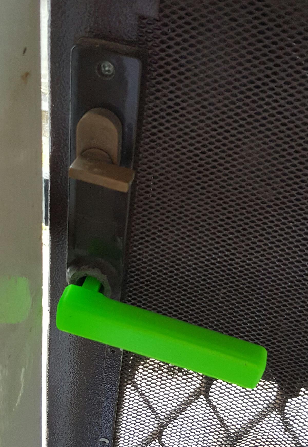 Mecanismo de porta de tela de mosquiteiro