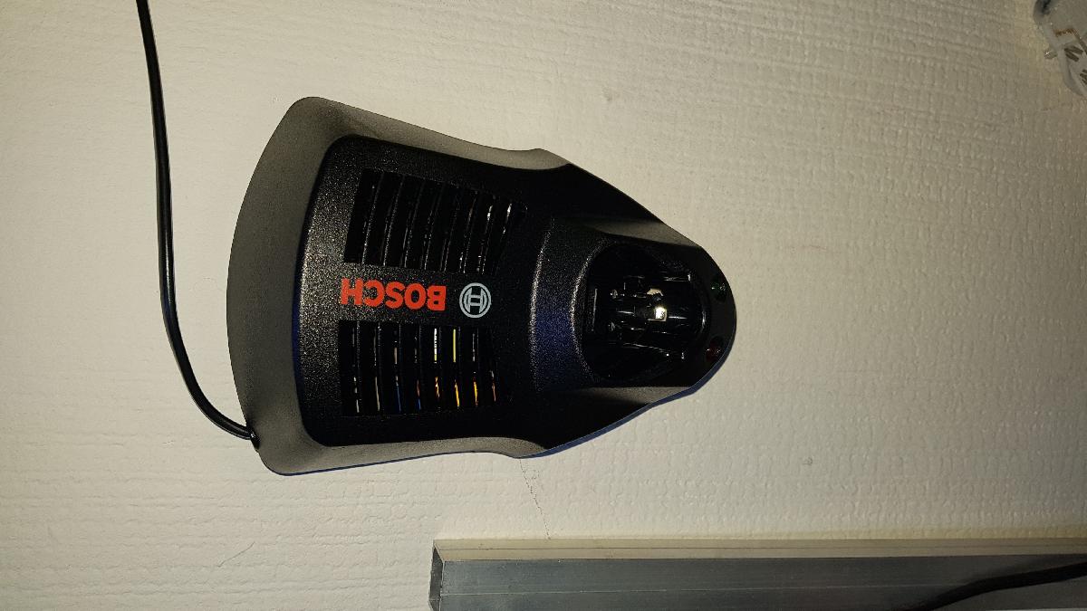 Suporte de parede para carregador Bosch 12V Lithium (10.8V) GAL 1230 CV