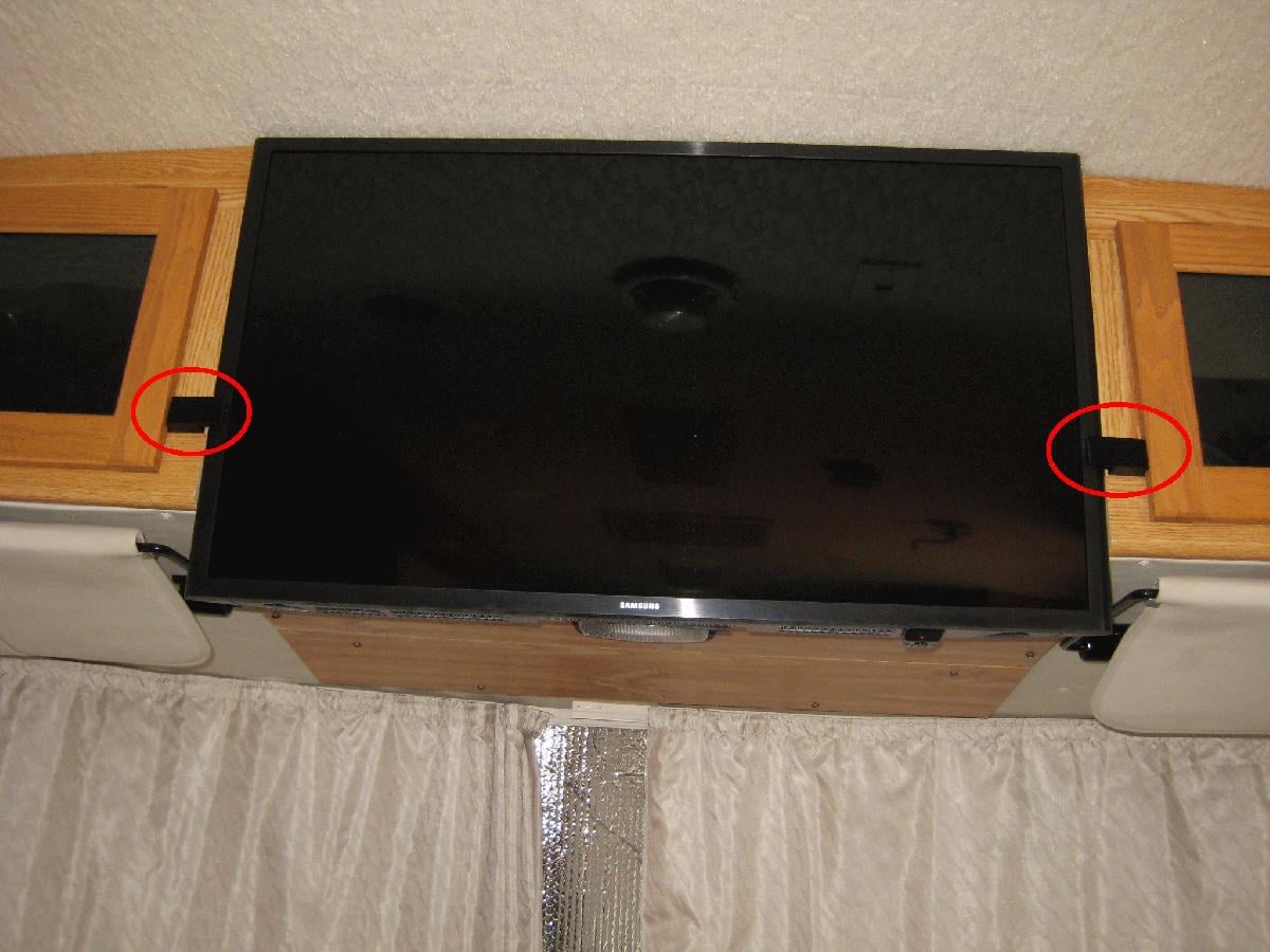 Suportes laterais de retencao para TV LCD de RV