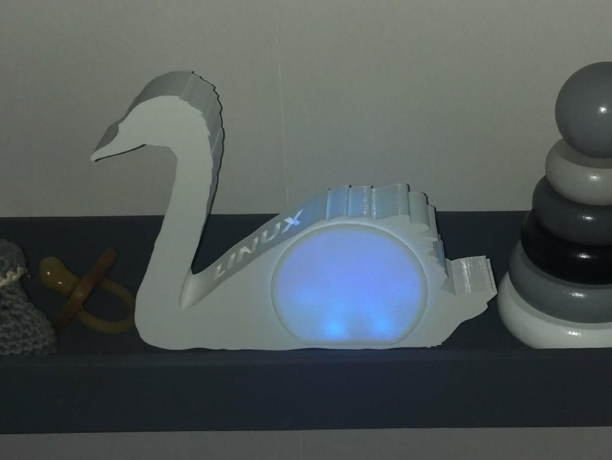 Cisne com barriga de LED RGB e controle remoto