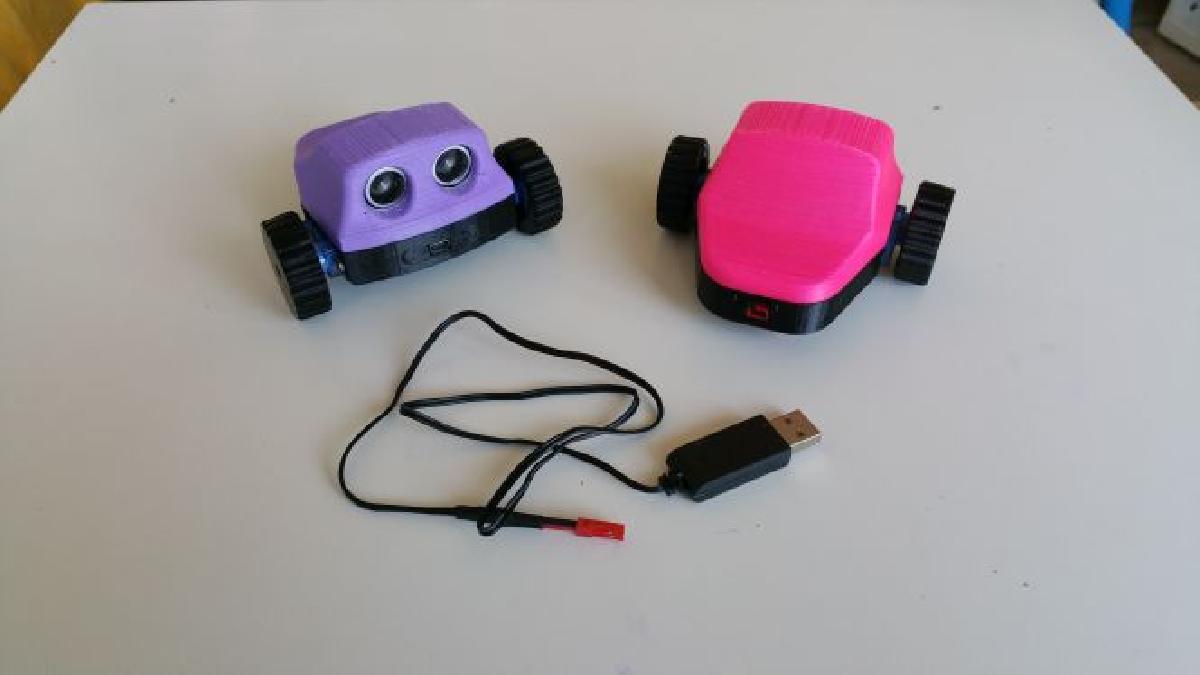 QuickyBot   Pequeno robo baseado em uma placa Arduino Nano com bluetooth e sensor ultrassonico.