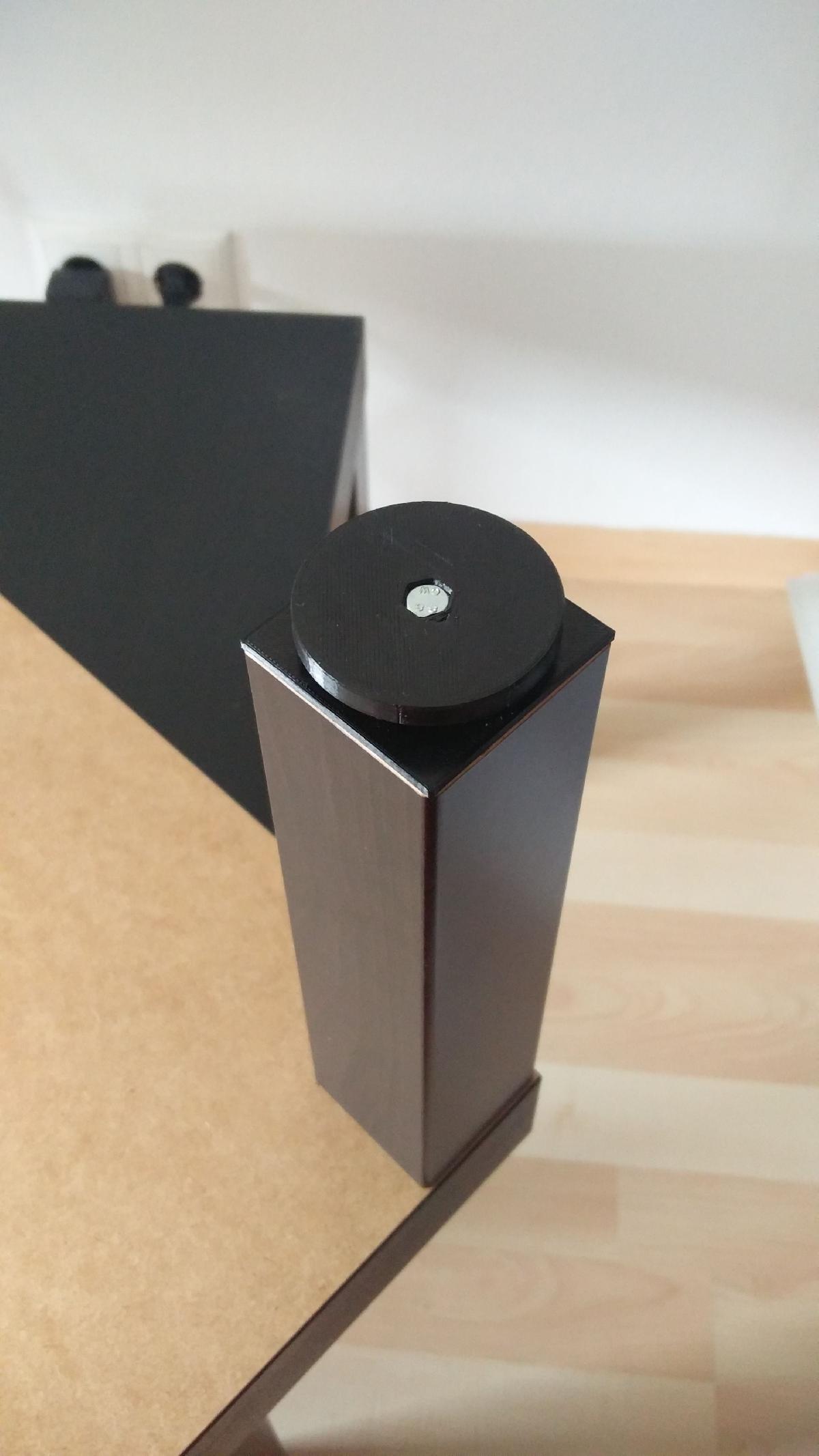 Pe ajustavel IKEA Lack