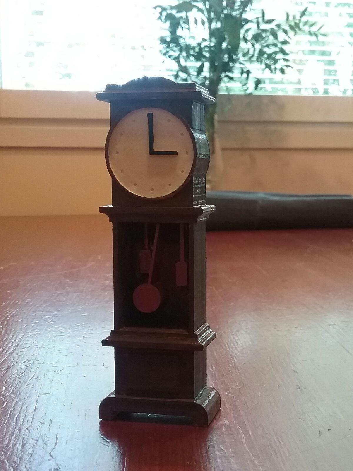 O relogio de pendulo na casa de bonecas