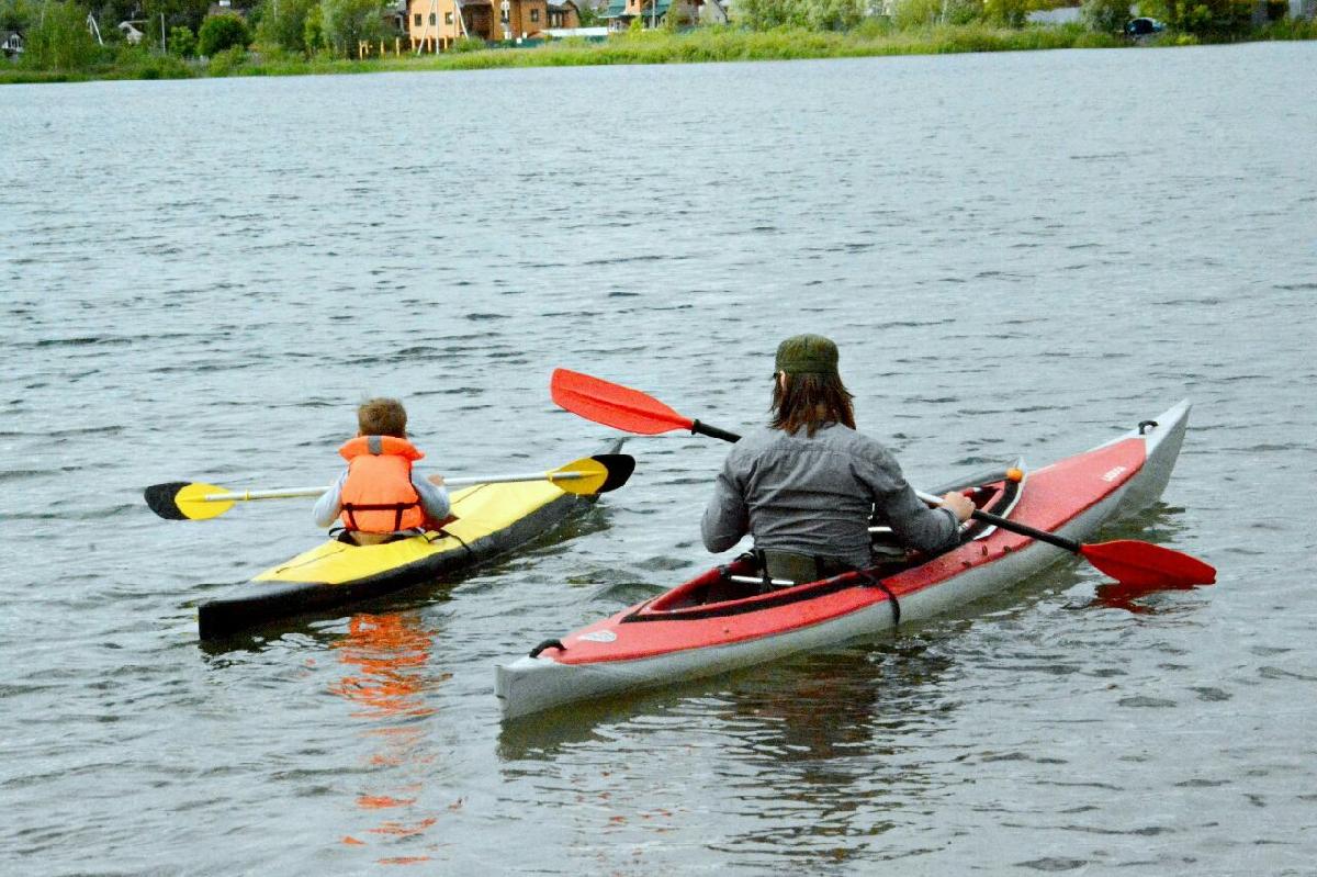 Criancas dobrando caiaque Yukaghir