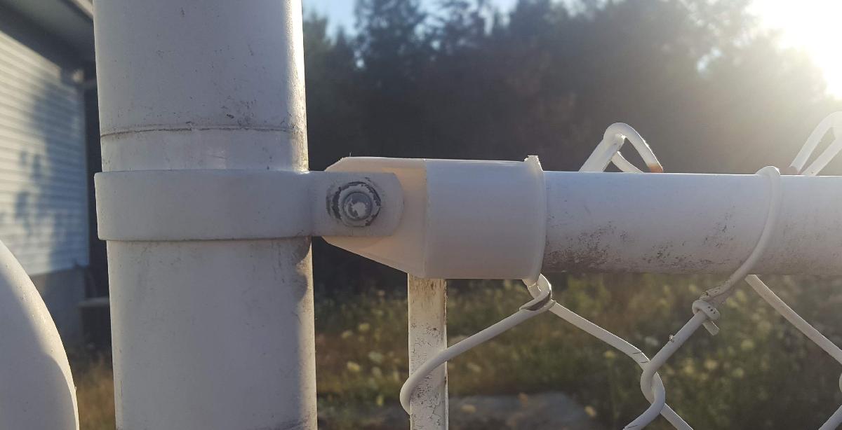 Anexo do poste horizontal da cerca de corrente