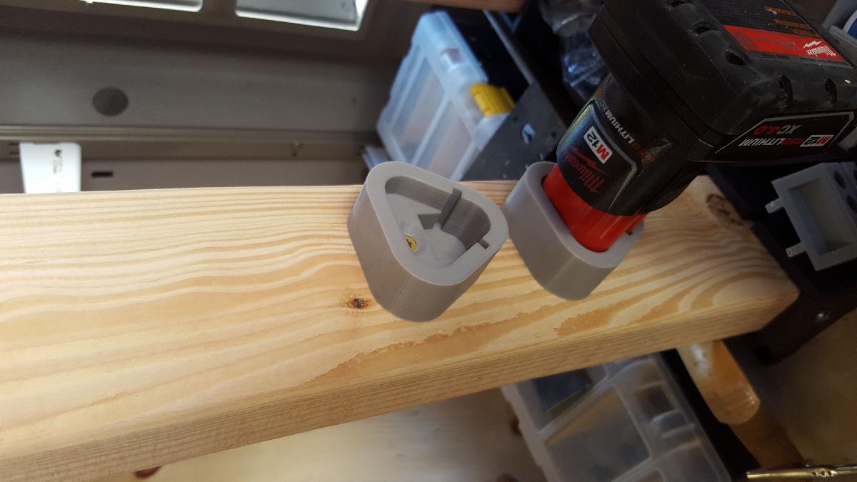 Tampa da Bateria Milwaukee M12 com Furo para Parafuso