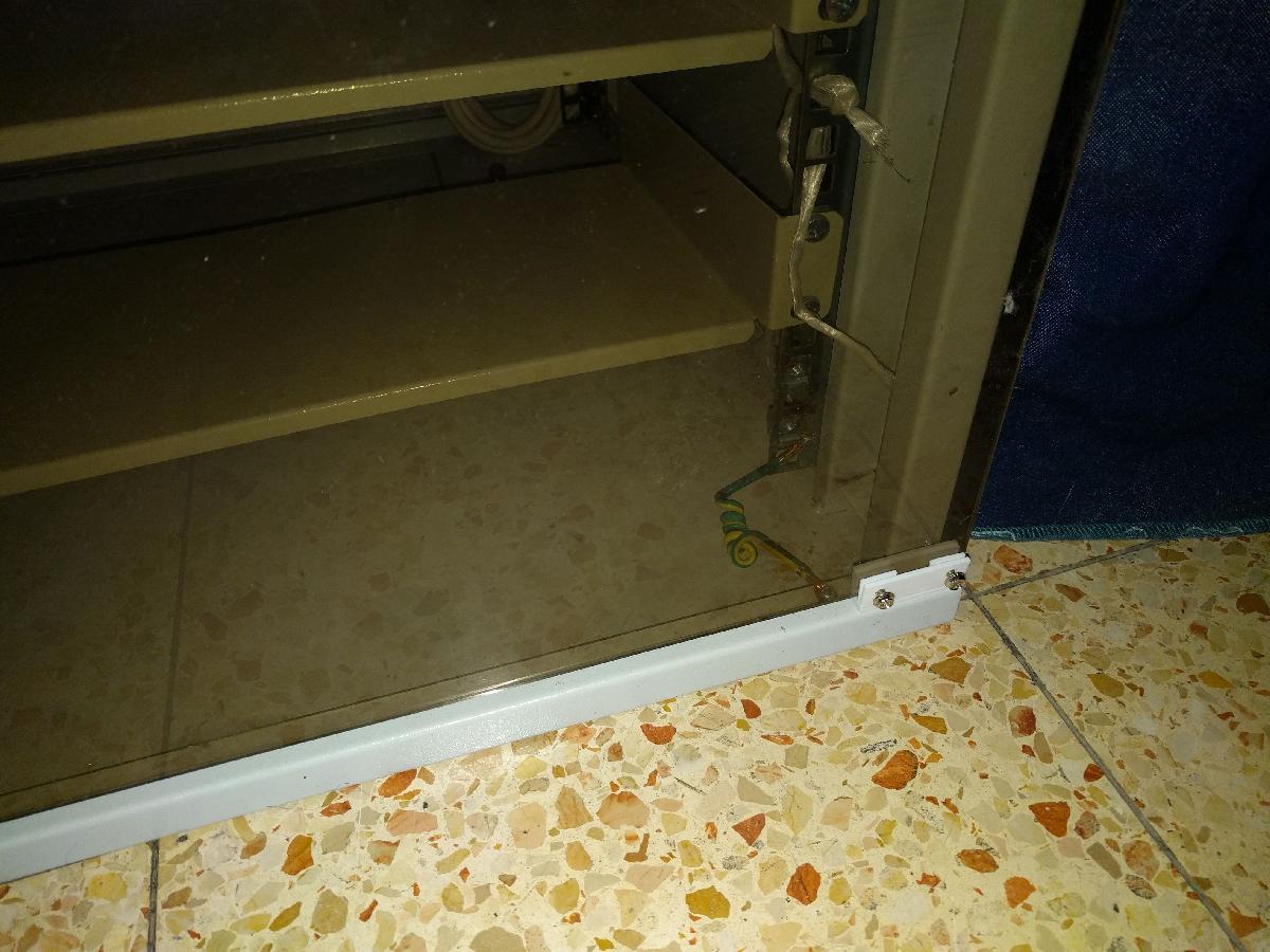 Suporte para Porta de Vidro do Armario de Rede