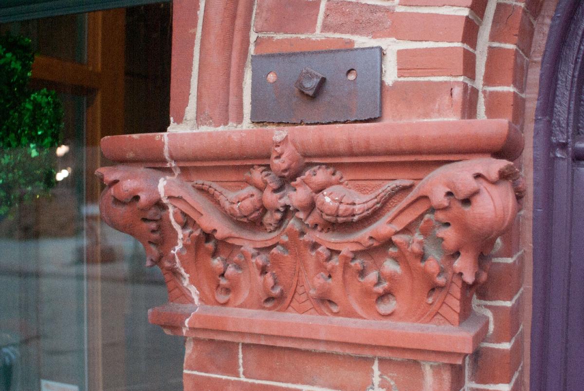 Capitel de terracota do seculo XIX