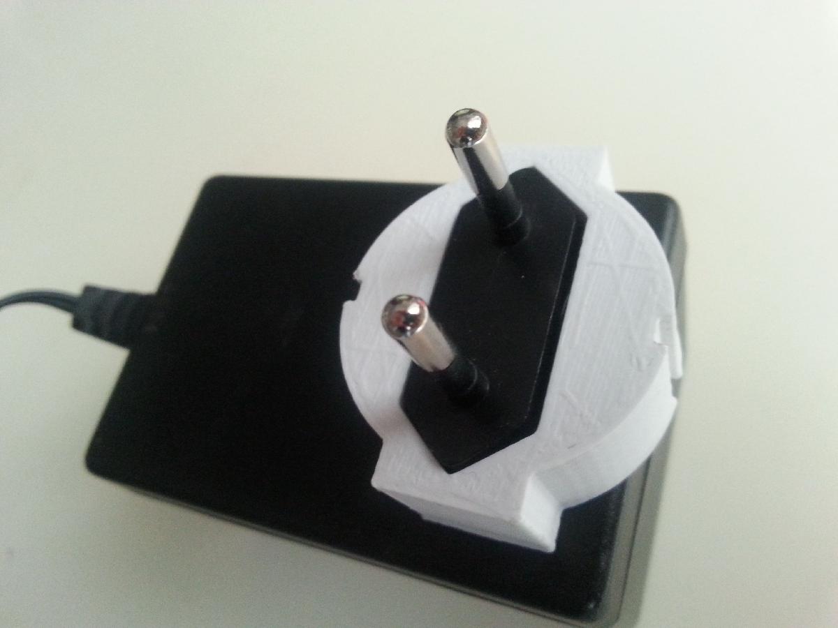 Adaptador de plugue tipo L para tomada Schuko