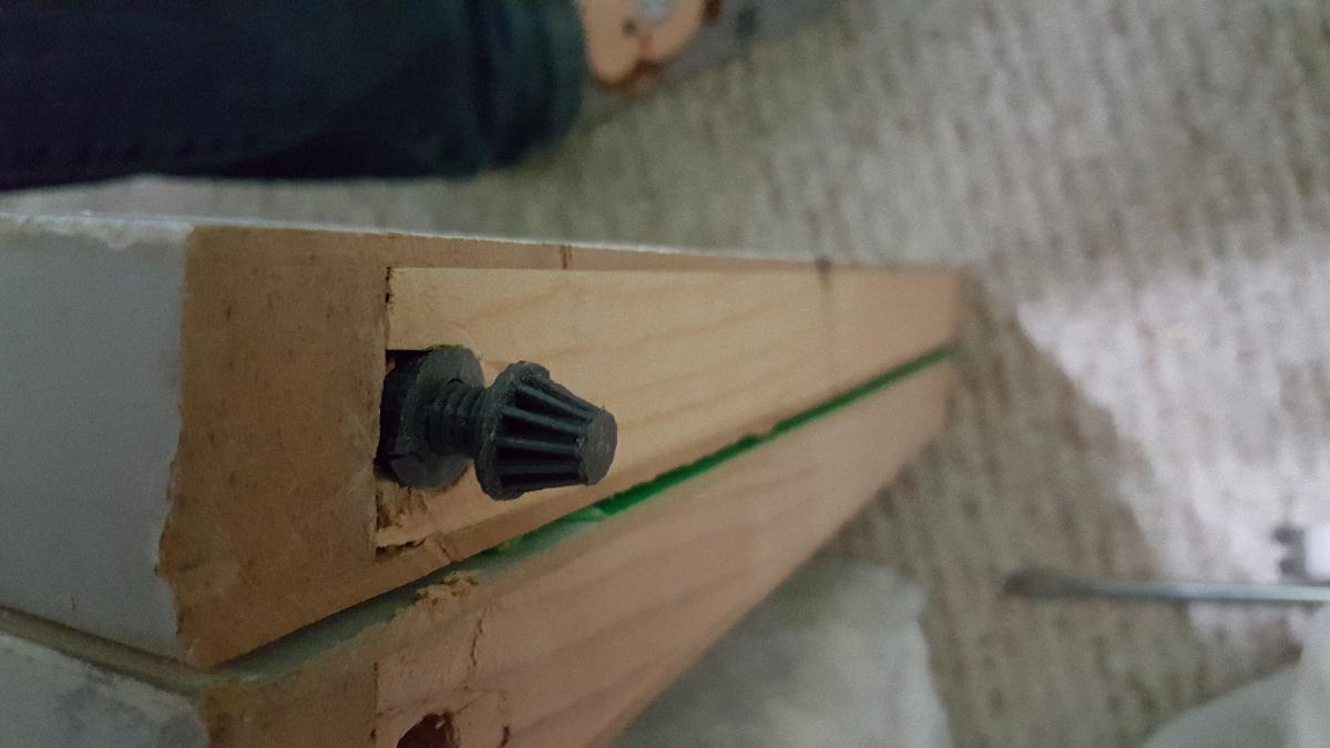 Parafuso inferior do pivo da porta de closet bifold