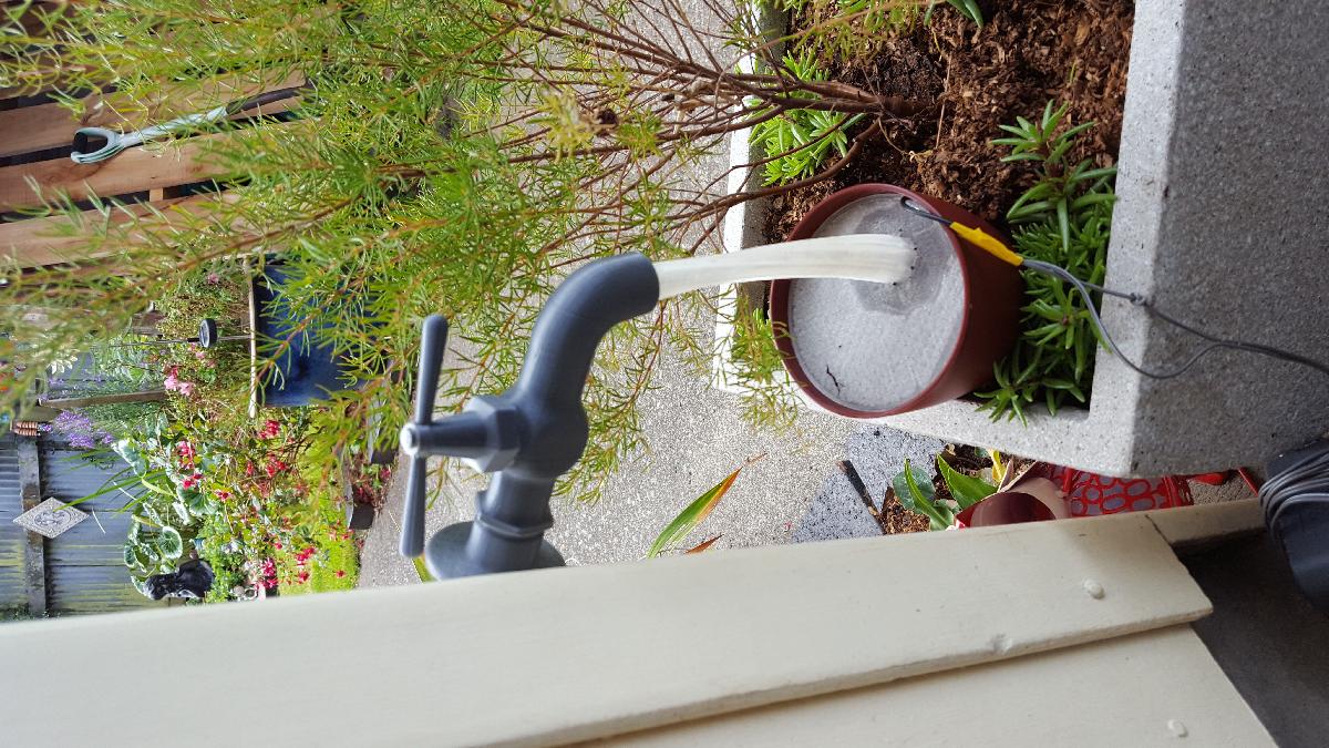 Torneira magica com agua corrente