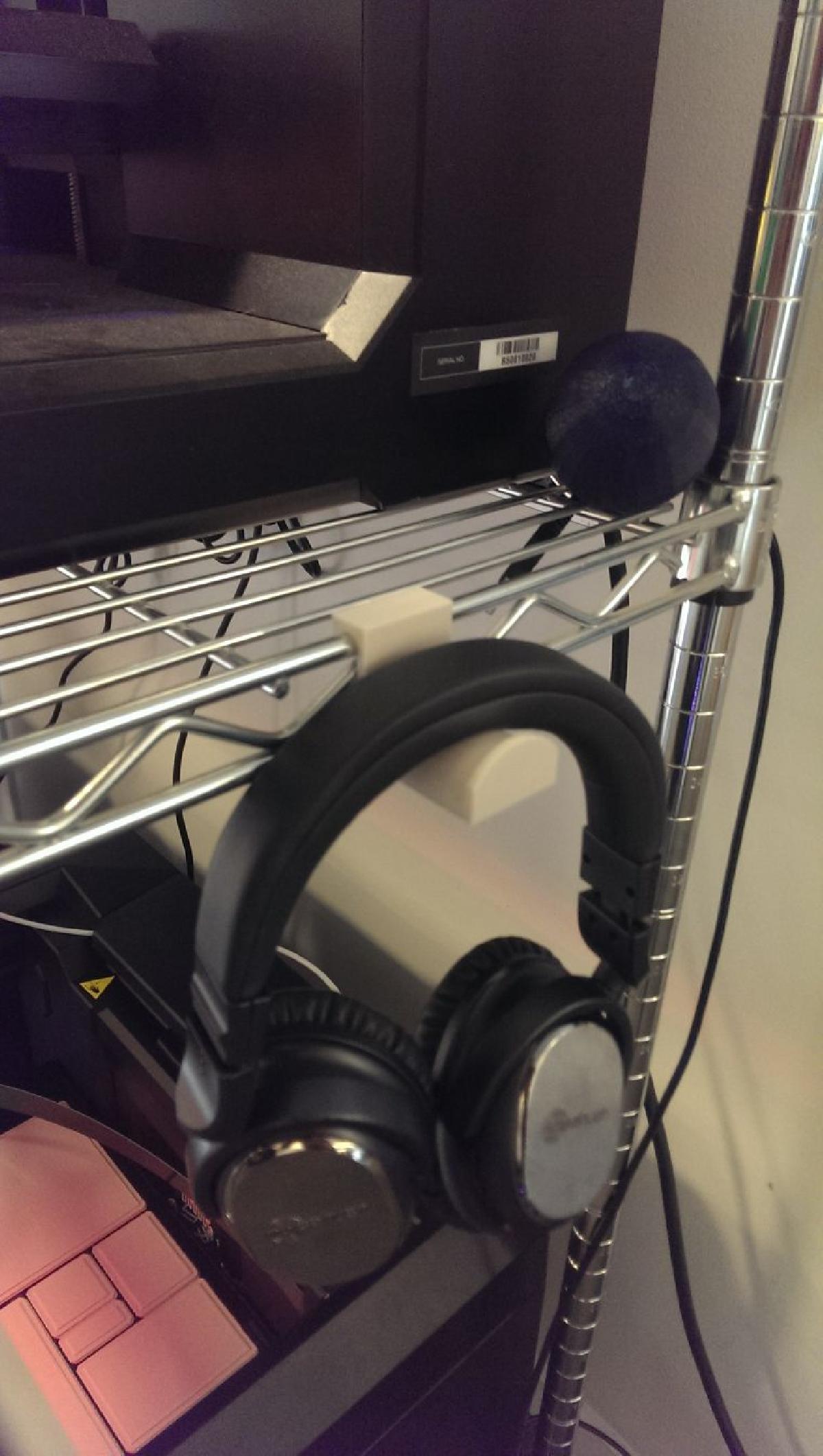 Gancho de fone de ouvido personalizavel para prateleiras de arame