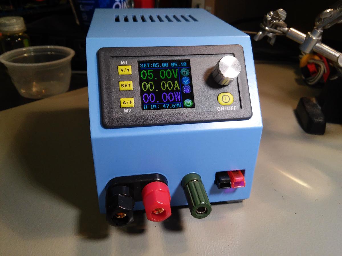 Suprimento de Pequeno Laboratorio baseado em DPS5015