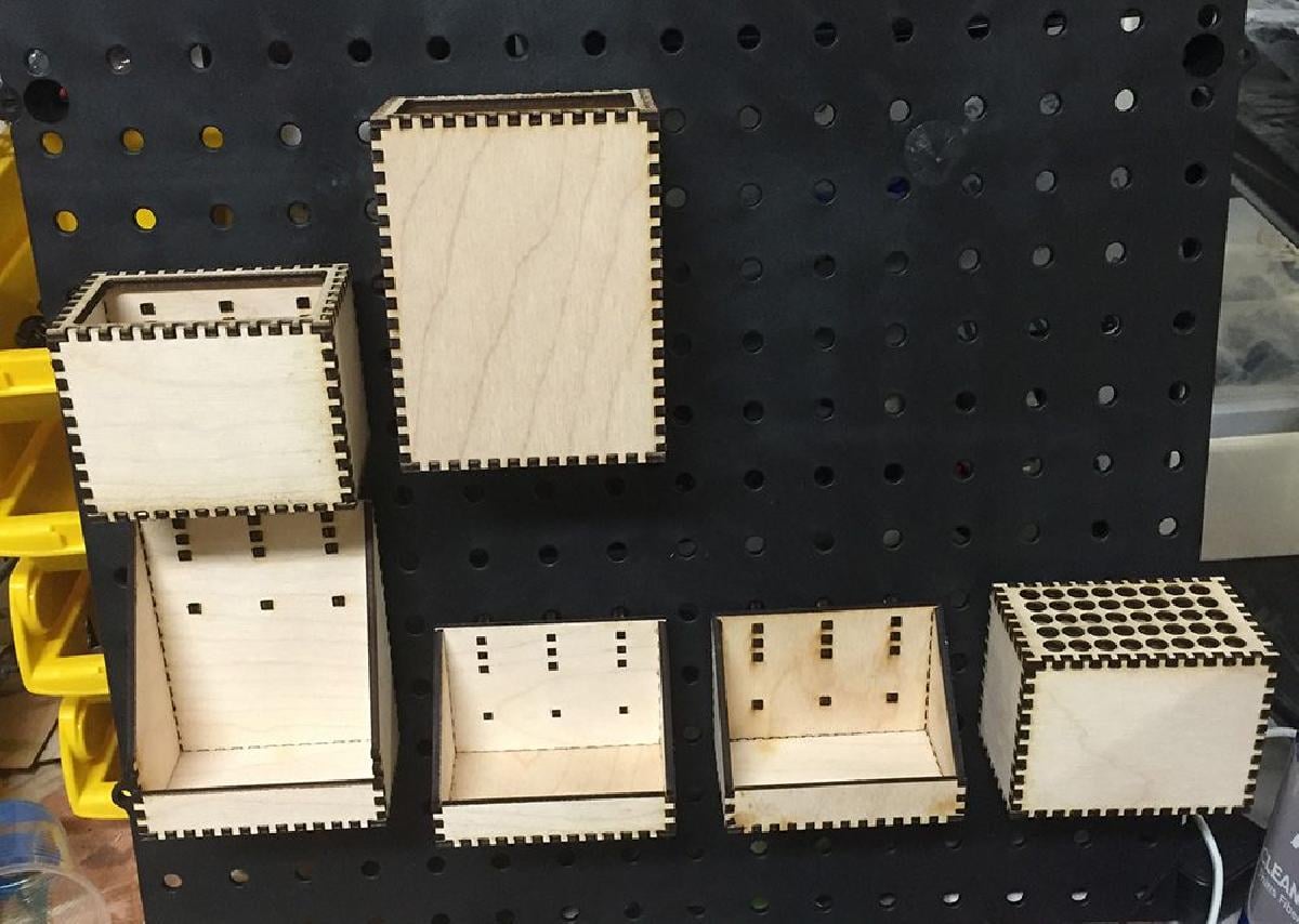Caixas e recipientes de pegboard cortados a laser