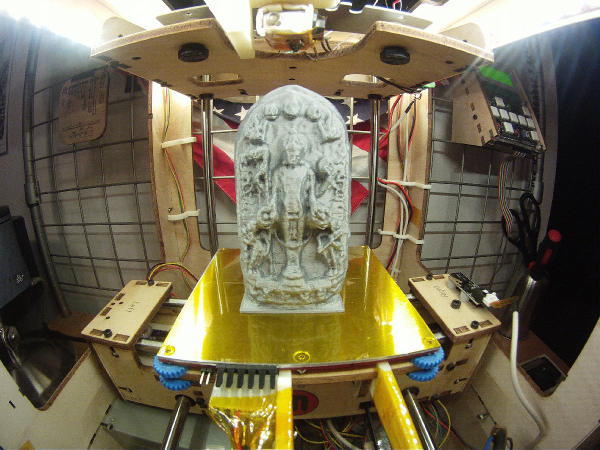 Deus Vishnu com Suas Consortes Lakshmi e Saravati