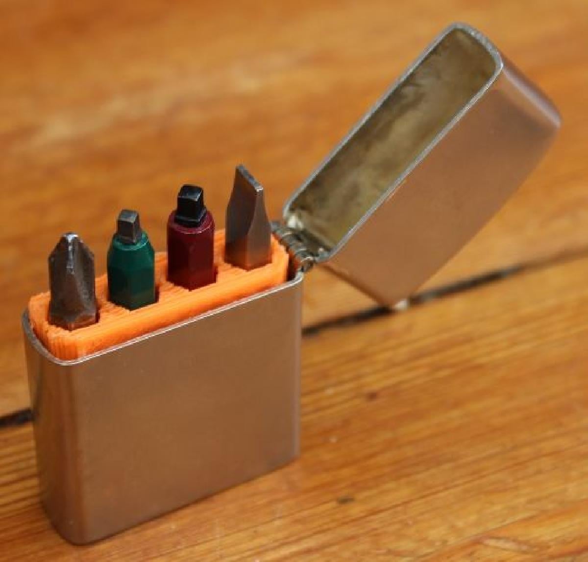 Inserto para segurar pontas de chave de fenda em um isqueiro