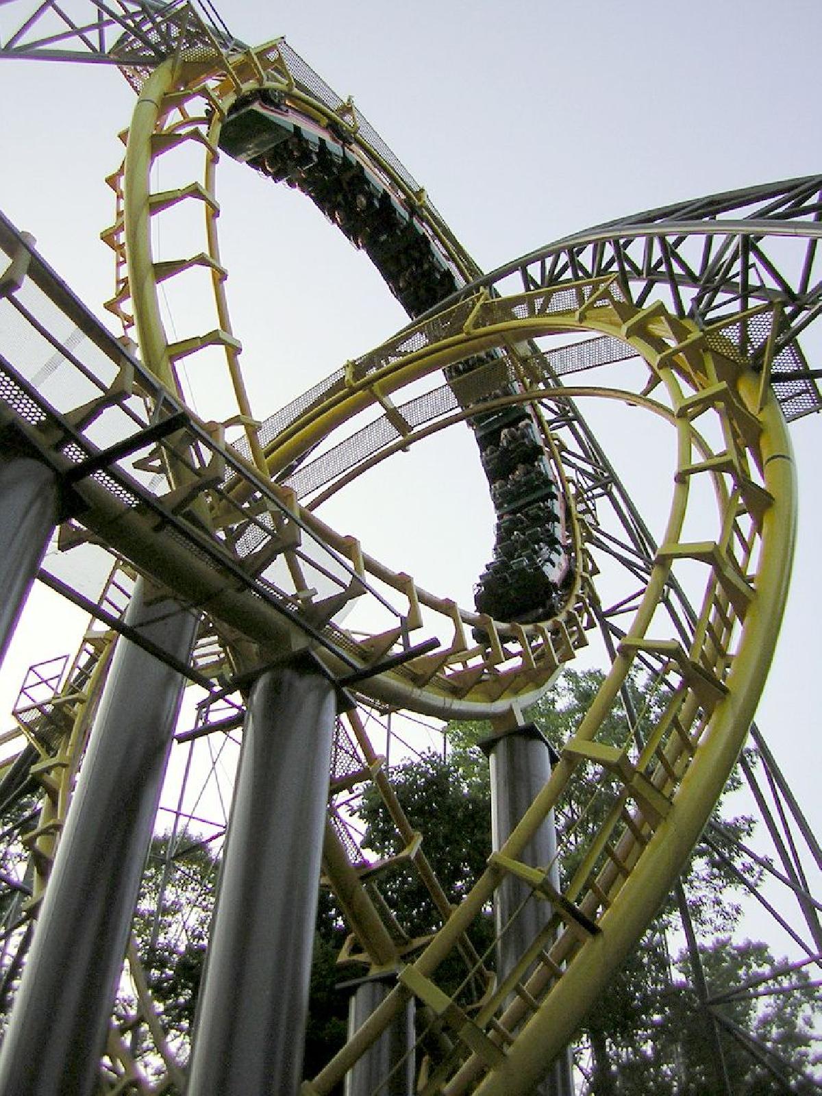 Montanha russa do Monstro do Lago Ness no Busch Gardens Williamsburg