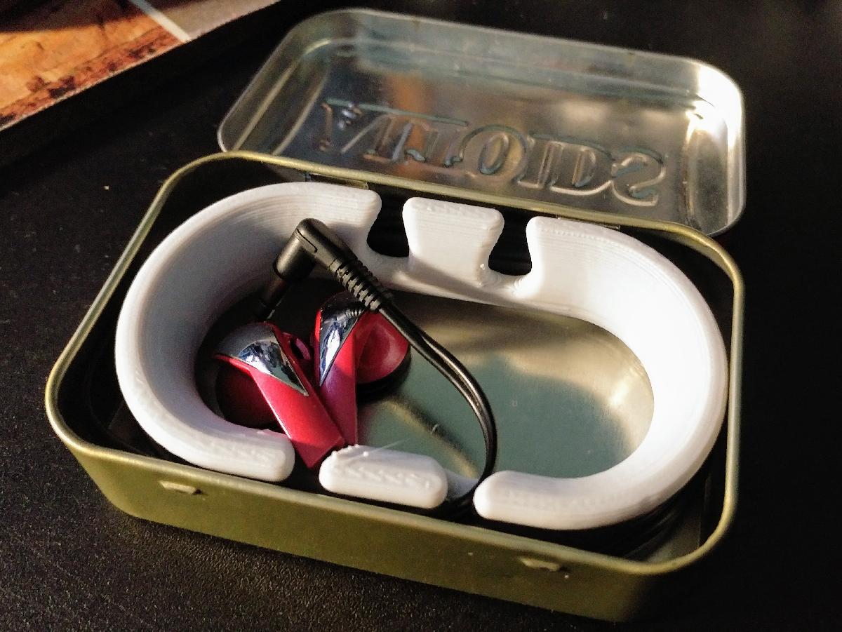 Fone de ouvido enrolado remixado para caber em lata de Altoids