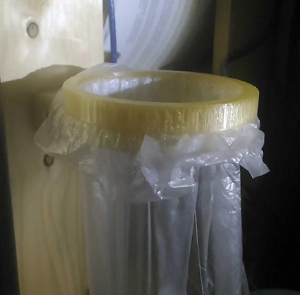 Lixeira pequena embaixo da mesa