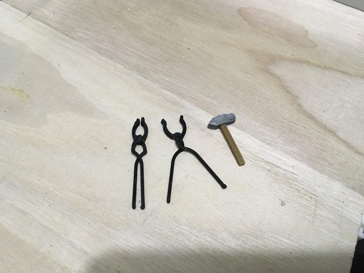 Pincas e martelo de ferreiro (escala 1:18)