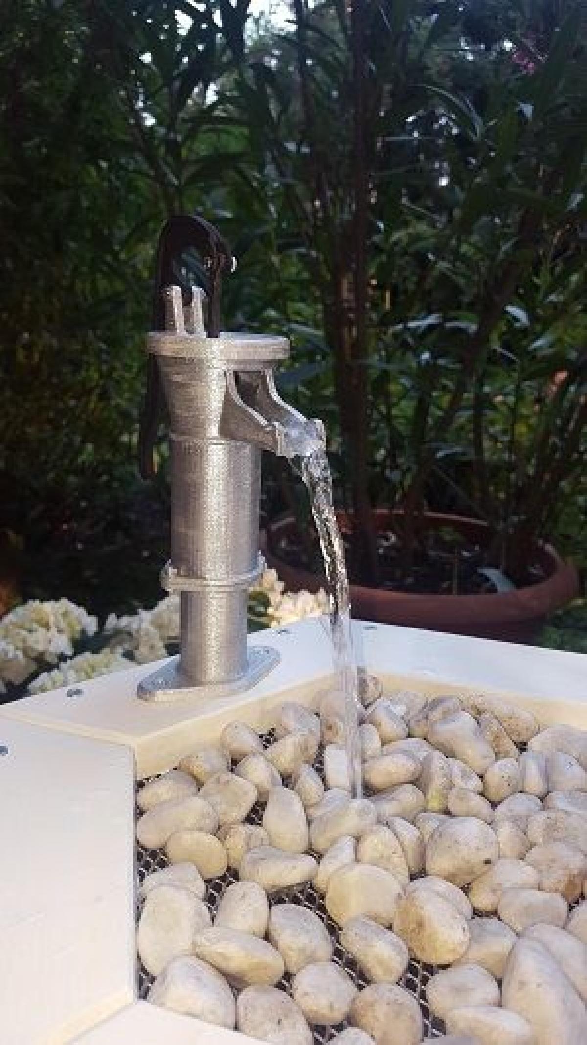 Bomba de jardim antiga