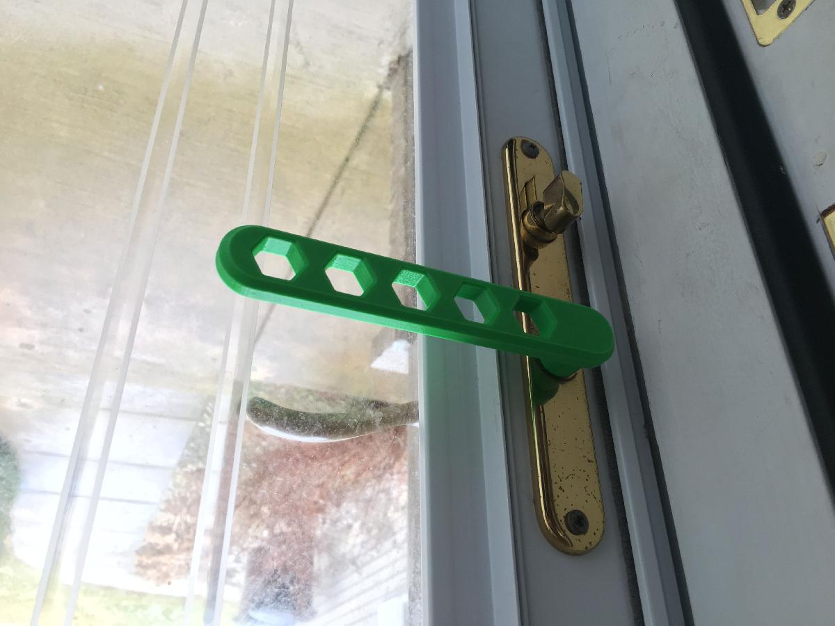 Mecanismo de Porta de Tela com Design Hexagonal