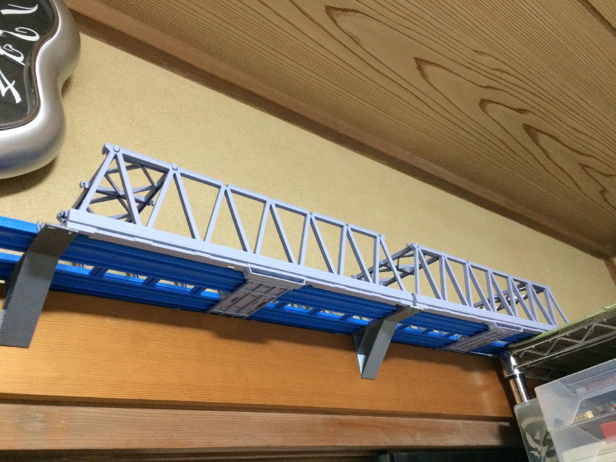 Plarail no lintel de via dupla para ponte