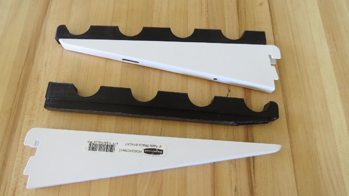 Inserto de Montagem para Bracadeiras de Tubo de 3/4 para Suportes Duplos Rubbermaid de 9 Polegadas