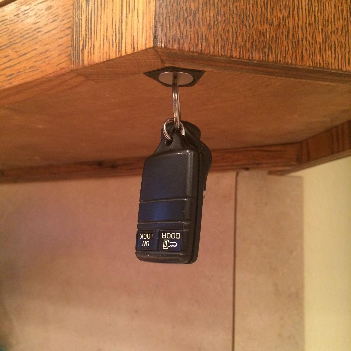 Suporte magnetico para chaves, sob o armario da cozinha