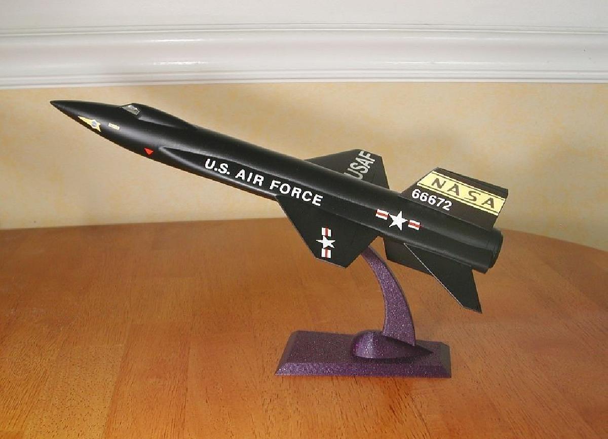 Modelo de Aeronave X 15 em escala 1/48