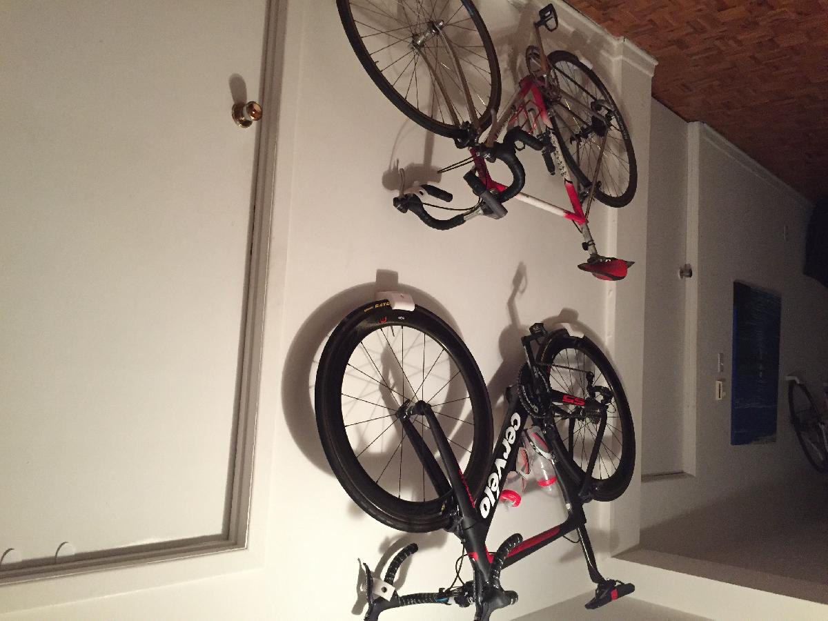Suporte de parede para bicicleta de estrada